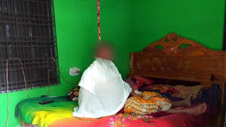 বিছানায় বসা অবস্থায় ফ্যানের সাথে ঝুলছিল কারিশমা হিজড়া