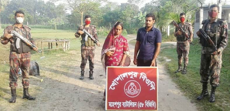 অবৈধভাবে ভারতে যাওয়ার সময় মা-ছেলে আটক