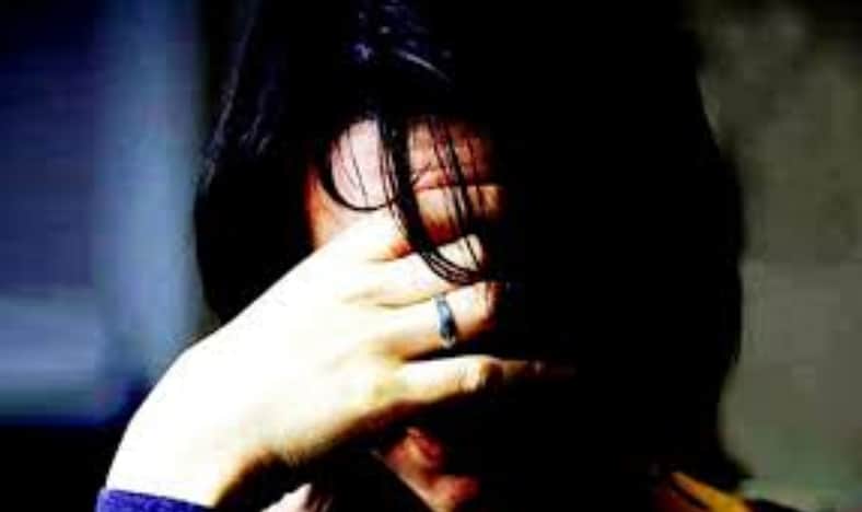 দুলাভাইয়ের গলায় ছুরি ধরে শ্যালিকাকে নিয়ে গেল ৪ যুবক