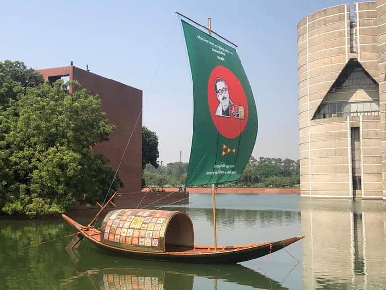 সংসদ লেকে ভাসানো হলো দৃষ্টিনন্দন দুটি নৌকা