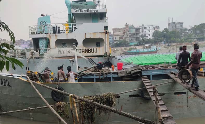৭০০ টনের কয়লা বোঝাই কার্গো জাহাজে ফাটল