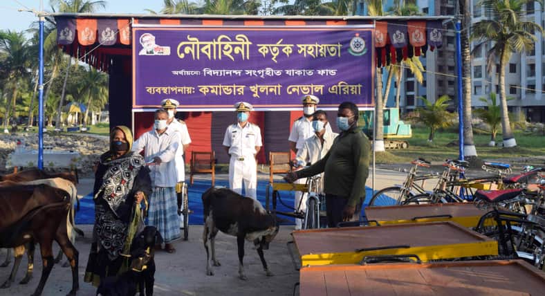 মোংলায় অসহায় ও কর্মহীন পরিবারকে জীবিকা নির্বাহ উপকরণ দিল নৌবাহিনী