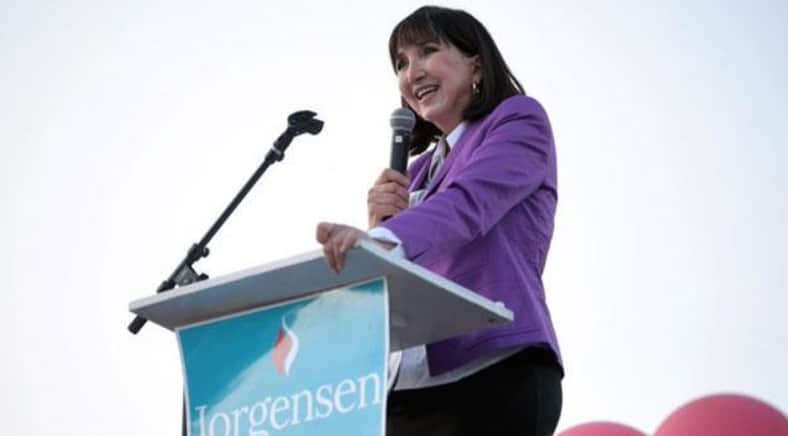 ট্রাম্প–বাইডেনের গলার কাঁটা কে এই নারী