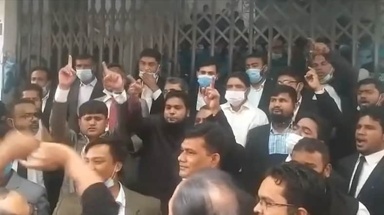 আইনজীবীকে লক আপে আটকে রাখার অভিযোগ, বিচারকের অপসারণ চেয়ে বিক্ষোভ