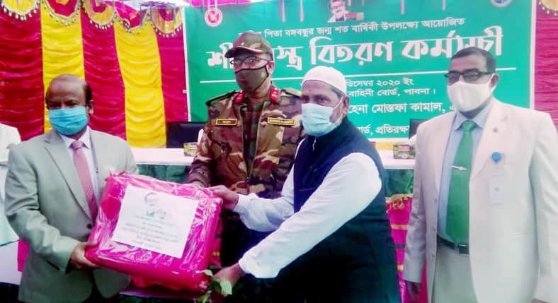 পাবনায় প্রতিরক্ষা সচিবের শীতবস্ত্র বিতরণ