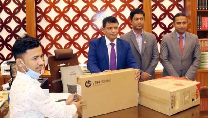 প্রধানমন্ত্রীকে এসএমএস পাঠিয়ে কপাল খুললো শাকিলের