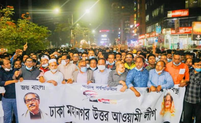 বঙ্গবন্ধুর ভাস্কর্য ভাঙচুরের প্রতিবাদে উত্তাল রাজধানী