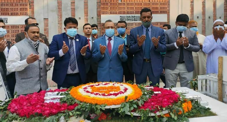সৈয়দ আশরাফুল ইসলামের কবরে স্থানীয় সরকার মন্ত্রীর শ্রদ্ধা নিবেদন