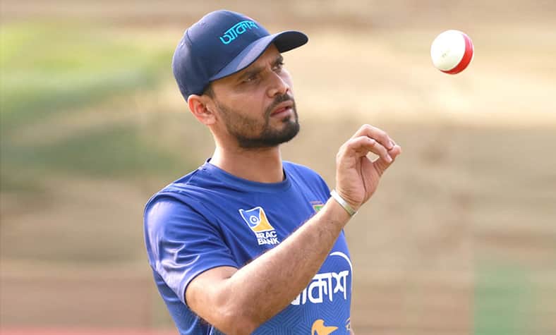 মিষ্টি খেয়ে বাদ পড়া ‘উদযাপন’ করলেন মাশরাফি