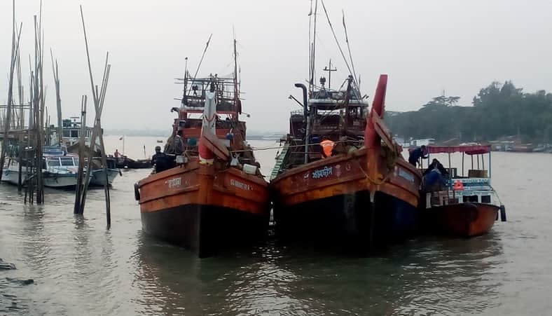 বঙ্গোপসাগরে মাছ শিকারের অভিযোগে ২৮ ভারতীয় জেলে আটক