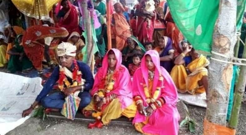 ‘ঠকাতে তো পারি না’, একই মণ্ডপে দুই প্রেমিকাকে বিয়ে করলো যুবক