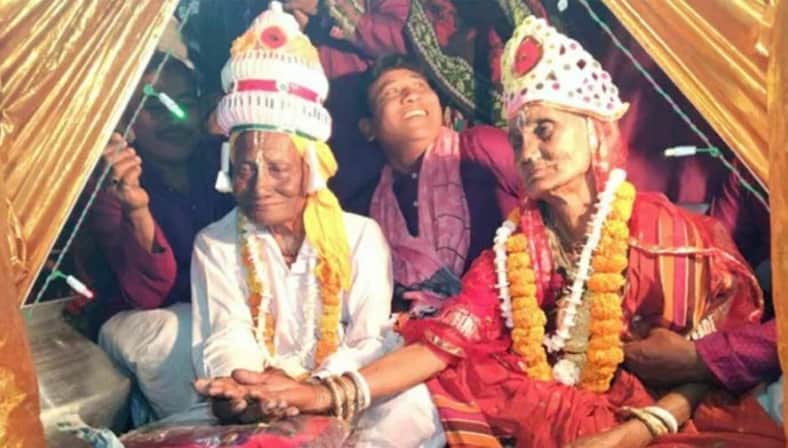 নেচে-গেয়ে শতবর্ষী বৃদ্ধ-বৃদ্ধার ব্যতিক্রমী বিয়ে