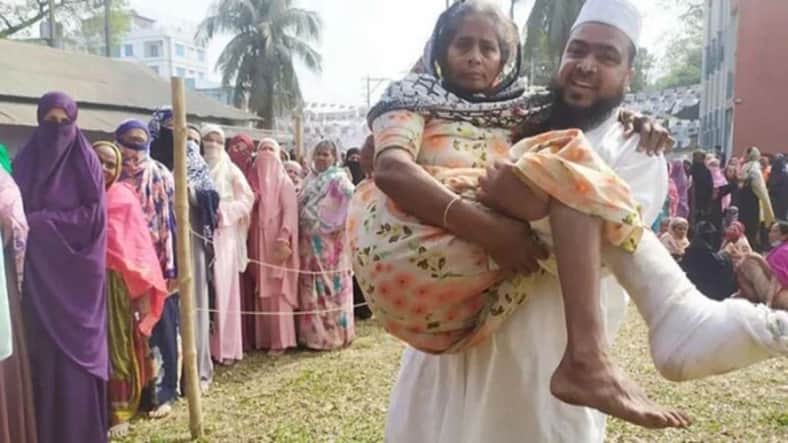 ভাসুরের ছেলের কোলে করে এসে ভোট দিলেন ৬২ বছরের মিনারা বেগম
