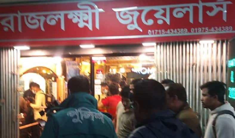 লুঙ্গি পরে রাপা প্লাজায় লুটপাট