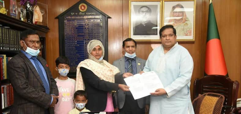 স্বর্ণজয়ী শাম্মী আক্তারকে প্রধানমন্ত্রী প্রদত্ত ফ্ল্যাট ও চেক হস্তান্তর
