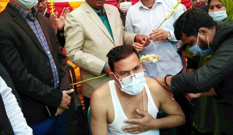 করোনার টিকা গ্রহণকারীদের শাড়ি ও লুঙ্গি দিলেন এমপি
