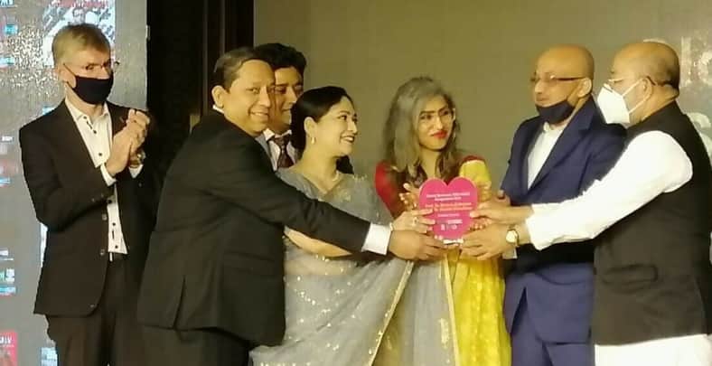 ‘পাওয়ার কাপল’ অ্যাওয়ার্ড পেলেন ডা. স্বপ্নীল-নুজহাত দম্পতি