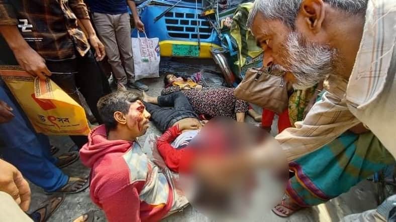 ট্রাক ও বাসের চাপায় দুই সন্তানসহ শিক্ষিকার মৃত্যু