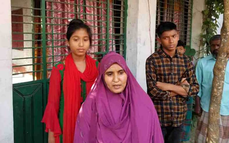 দীর্ঘ ১২ বছর পর স্বামীর ঠিকানার খোঁজ: সন্তানের পিতৃ পরিচয়ের দাবিতে বাড়িতে এক নারী