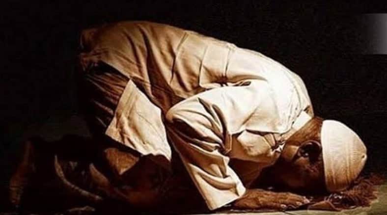 সিজদায় গিয়ে আর উঠলেন না, নামাজেই মারা গেলেন!