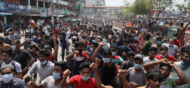 নিউমার্কেট এলাকায় দোকান মালিক-কর্মচারীদের লকডাউন বিরোধী বিক্ষোভ
