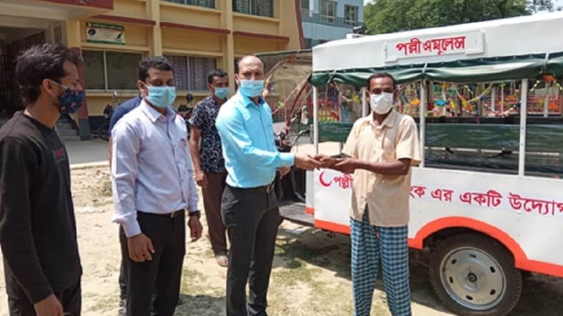 পল্লী অ্যাম্বুলেন্স চালু করলো আমার বাড়ি আমার খামার প্রকল্প