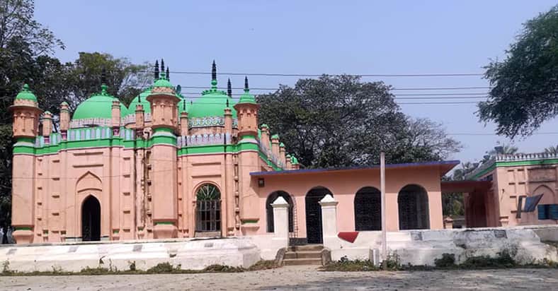 অনিন্দ্য স্থাপত্যশৈলীতে নির্মিত নওয়াব ফয়জুন্নেছার ১০ গম্বুজ মসজিদ