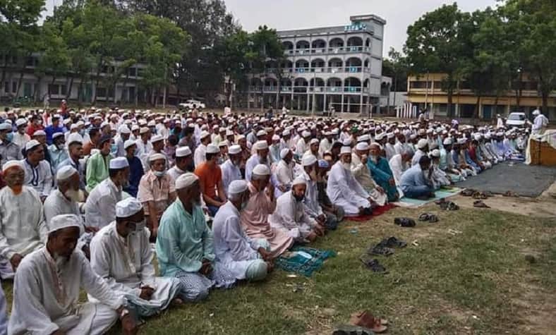 বৃষ্টির জন্য খোলা মাঠে নামাজ আদায়