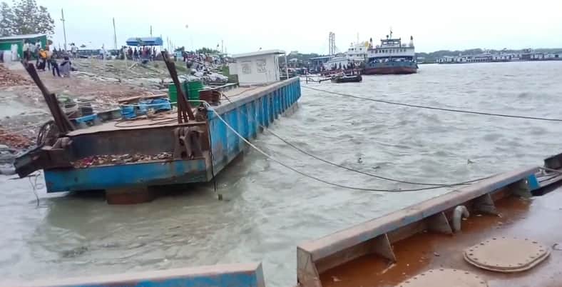 ঘূর্ণিঝড় ইয়াস: ঢেউয়ের তোড়ে দুই ভাগ শিমুলিয়া ঘাটের পন্টুন
