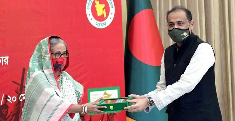 আখতারুজ্জামান চৌধুরীর পক্ষে ‘স্বাধীনতা পুরস্কার’ গ্রহণ করলেন ভূমিমন্ত্রী