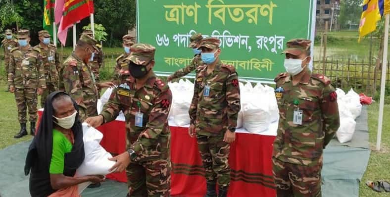 রংপুর ও বগুড়ায় কর্মহীনদের মাঝে ত্রাণসামগ্রী বিতরণ করল সেনাবাহিনী