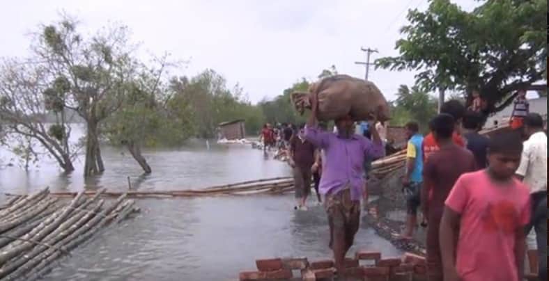 জলোচ্ছ্বাসে সাতক্ষীরায় ১০ হাজার বাড়ি-ঘর বিধ্বস্ত, পানিবন্দি আড়াইলাখ মানুষ