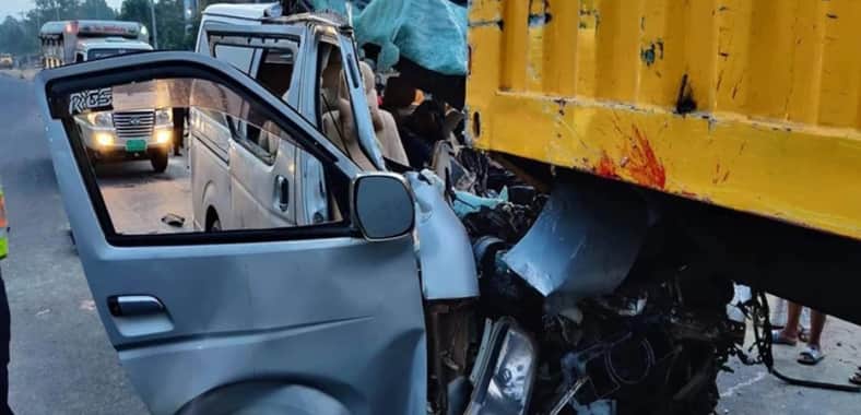 মির্জাপুরে কাভার্ডভ্যানে মাইক্রোবাসের ধাক্কা, ঘটনাস্থলে নিহত ৩