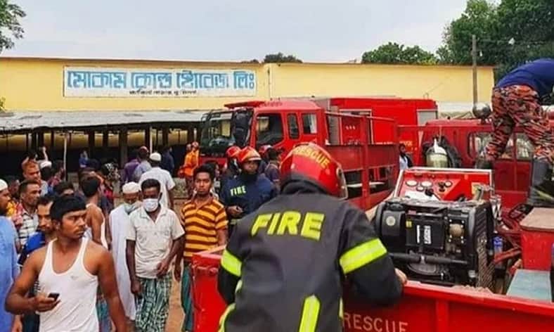 হঠাৎ বিকট শব্দে ৭০ হাজার মণ আলুসহ ধসে পড়লো হিমাগার