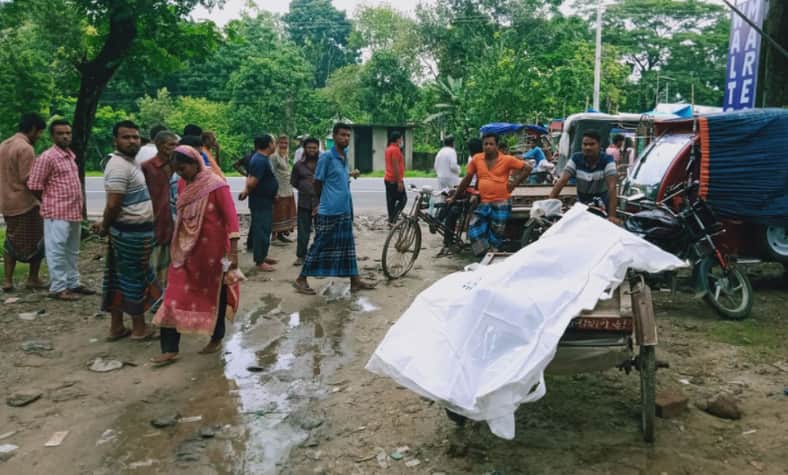 বয়স্ক ভাতা তুলতে গিয়ে মাইক্রোচাপায় সড়কেই জীবন গেল বৃদ্ধের