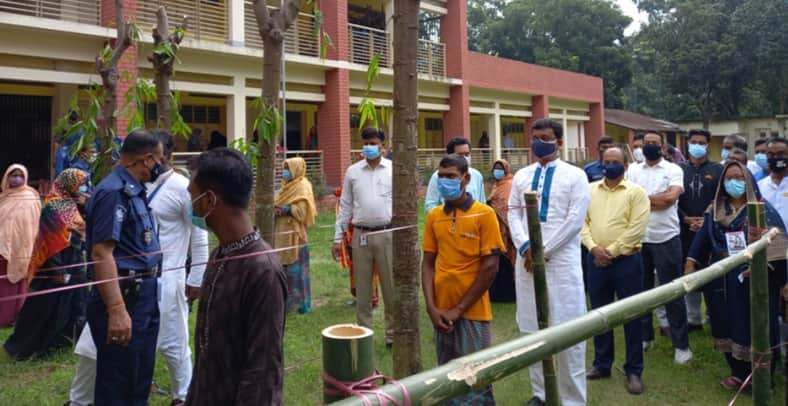 লাইনে দাঁড়িয়ে ভোট দিলেন নৌপ্রতিমন্ত্রী খালিদ মাহমুদ চৌধুরী
