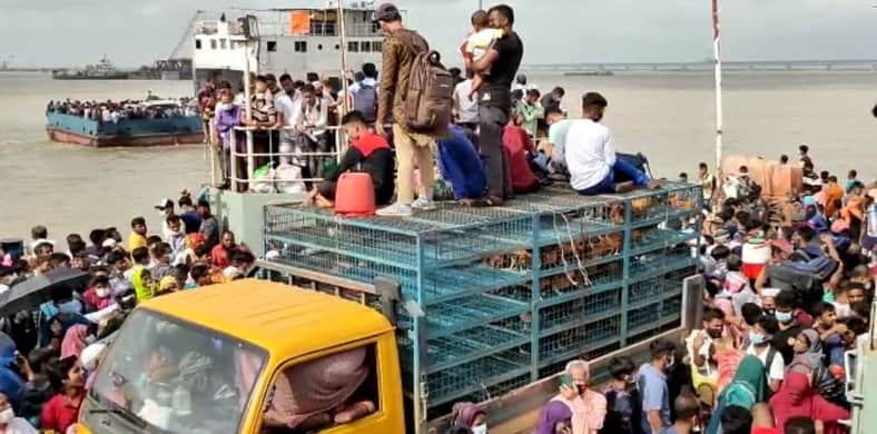 ঢাকা ছাড়ছে মানুষ, শিমুলিয়া-বাংলাবাজার নৌরুটে প্রচণ্ড ভিড়