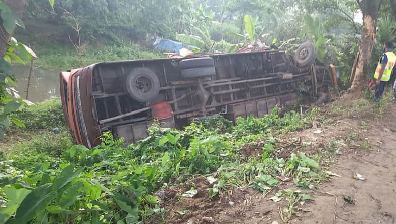 কুমিল্লায় নিয়ন্ত্রণ হারিয়ে বাস খাদে, ২ জনের প্রাণহানি