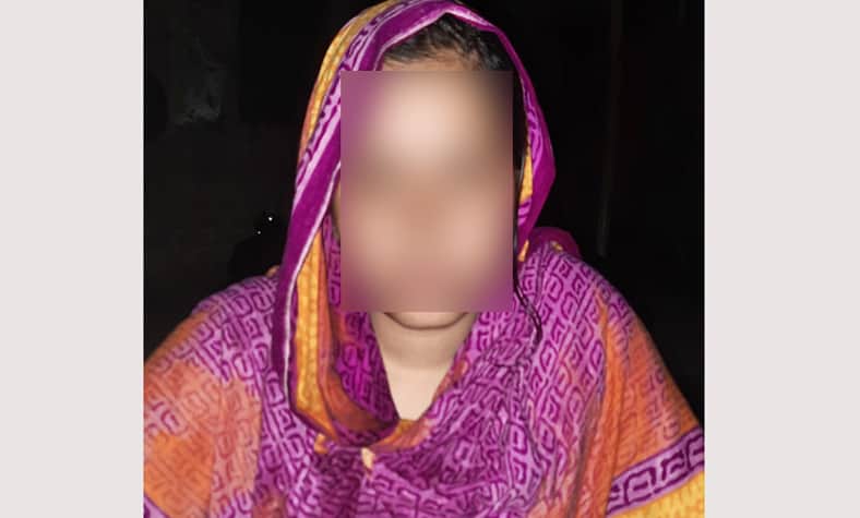 স্বামীর সংসার ছেড়ে বিয়ের দাবিতে প্রেমিকের বাড়িতে অনশন!