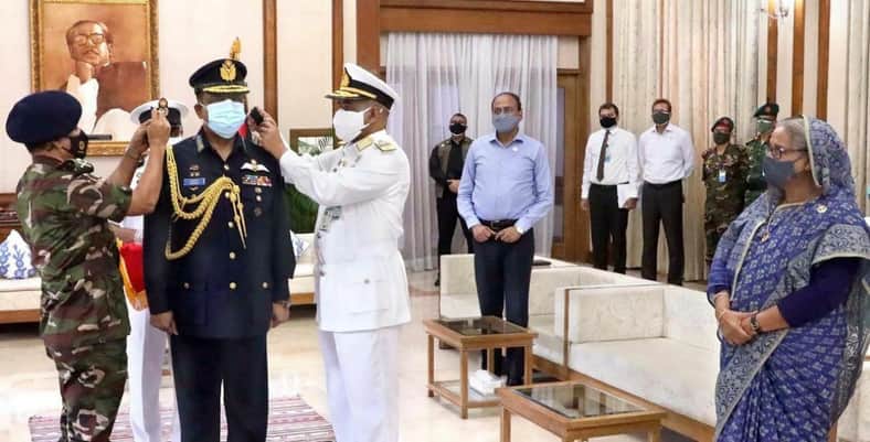 প্রধানমন্ত্রীর উপস্থিতিতে র্যাঙ্ক ব্যাজ পরানো হলো বিমান বাহিনী প্রধানকে