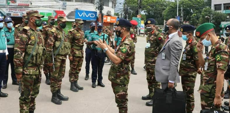 খুলনা জেলায় সেনাবাহিনীর টহল কার্যক্রম পরিদর্শন করলেন সেনাপ্রধান