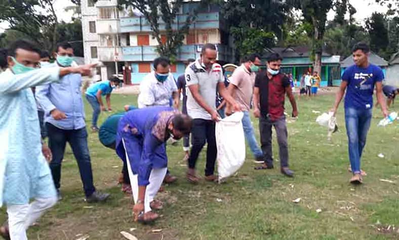 হঠাৎ সবাইকে হাতে হাত রেখে দাঁড়াতে বললেন এমপি, তারপর ‘অভিযান’