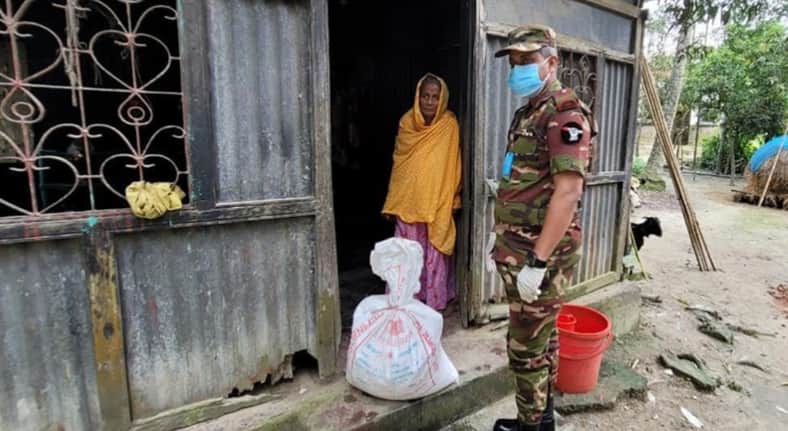 কুমিল্লা ও বান্দরবানে অসহায় মানুষকে খাদ্য সহায়তা দিল সেনাবাহিনী