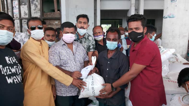 নড়াইলে মাশরাফীর পক্ষ থেকে শ্রমিকদের মাঝে খাদ্যসামগ্রী বিতরণ