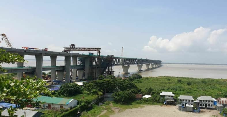 বসানো হলো রোডওয়ের শেষ স্লাব, পূর্ণাঙ্গ রূপ পেল পদ্মা সেতু