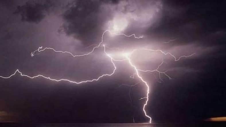 খেলতে গিয়ে বজ্রপাতে প্রাণ গেল চার বন্ধুর