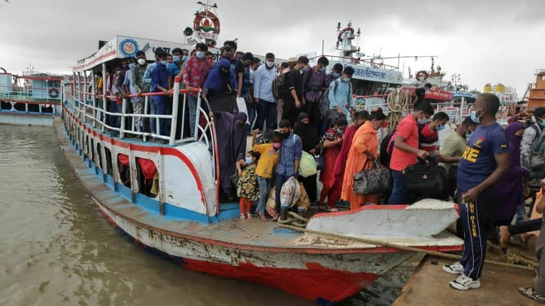 শিমুলিয়া ঘাটে ঢাকামুখী যাত্রীদের ঢল, ভোগান্তি কিছুটা কমেছে