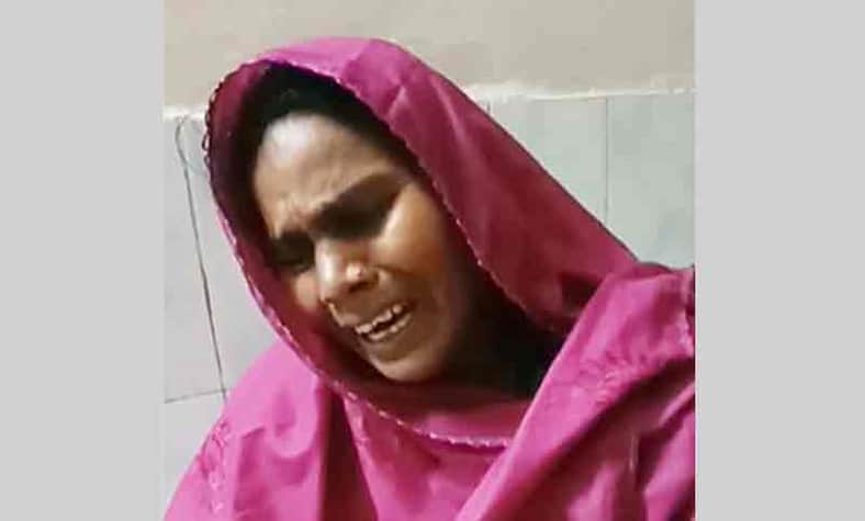 ছেলের অপারেশনের টাকা হারিয়ে অঝোরে কাঁদছেন এক মা