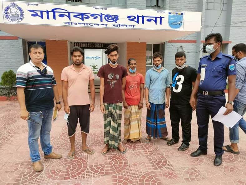 মানিকগঞ্জে গৃহবধুর ঘরে চুরির ঘটনায় ৪ জন গ্রেফতার
