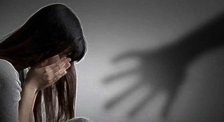 রাত ২টার পর দিকে দেখি কিশোরী বিছানায় নেই
